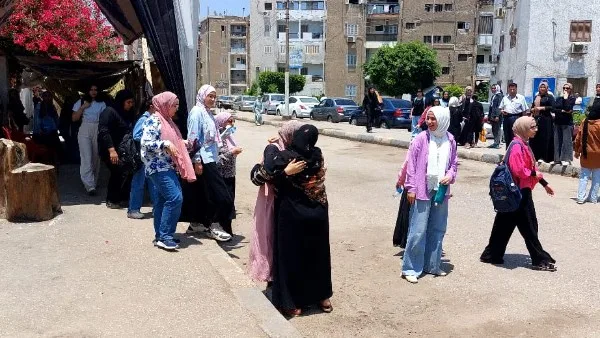 سعادة طلاب الثانوية العامة في القليوبية بعد انتهاء أول يوم من الاختبارات سعادة طلاب الثانوية العامة في القليوبية بعد انتهاء أول يوم من الاختبارات