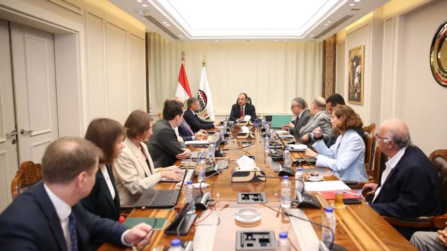 وزير قطاع الأعمال العام يناقش مع تحالف برئاسة “روسال” الروسية آفاق التعاون في صناعة الألومنيوم وزير قطاع الأعمال العام يناقش مع تحالف برئاسة “روسال” الروسية آفاق التعاون في صناعة الألومنيوم