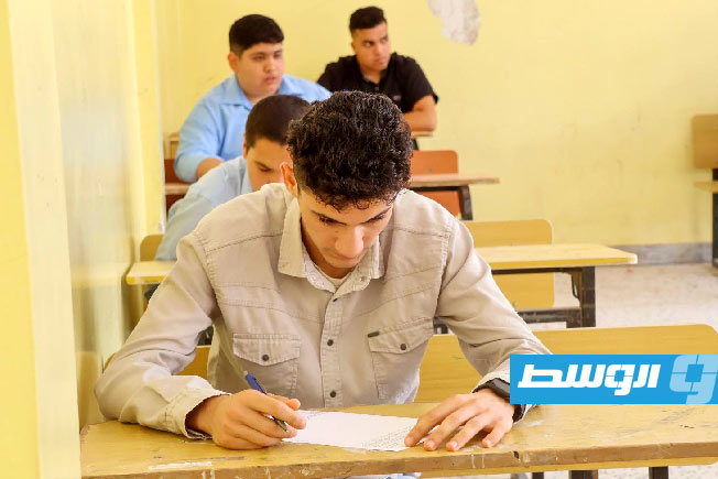 طلاب يؤدون امتحانات الشهادة الثانوية في أول أيامها، 15 يونيو 2025 (وزارة التعليم بحكومة الوحدة الوطنية الموقتة)