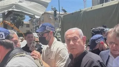 «متأثرون بمدى الكارثة».. نتنياهو ووزراء يقومون بزيارة موقع سقوط الصواريخ الإيرانية في تل أبيب «متأثرون بمدى الكارثة».. نتنياهو ووزراء يقومون بزيارة موقع سقوط الصواريخ الإيرانية في تل أبيب