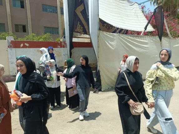 ارتياح بين طلاب القليوبية لسهولة امتحاني التربية الإسلامية والوطنية.. وتحويل 4 طلاب للتحقيق بسبب الفوضى. ارتياح بين طلاب القليوبية لسهولة امتحاني التربية الإسلامية والوطنية.. وتحويل 4 طلاب للتحقيق بسبب الفوضى.