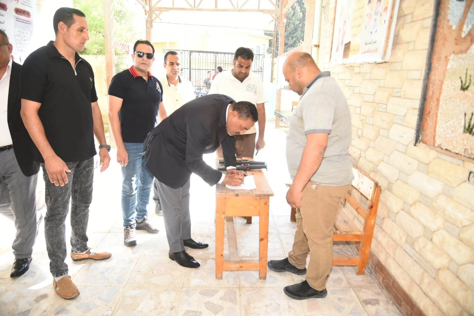 محافظ مطروح يتابع انطلاق امتحانات الثانوية العامة في يومها الأول محافظ مطروح يتابع انطلاق امتحانات الثانوية العامة في يومها الأول