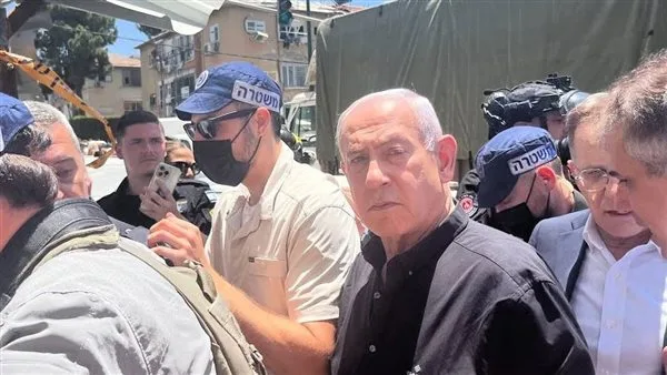 نتنياهو وكاتس يزوران موقع سقوط صواريخ إيرانية في بات يام بتل أبيب نتنياهو وكاتس يزوران موقع سقوط صواريخ إيرانية في بات يام بتل أبيب