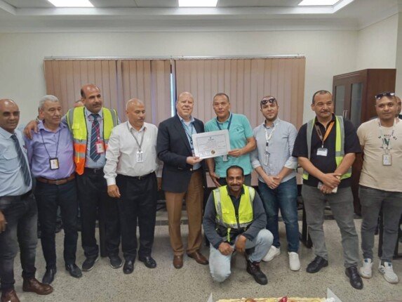 رئيس شركة مصر للطيران يكرم عدد من العاملين