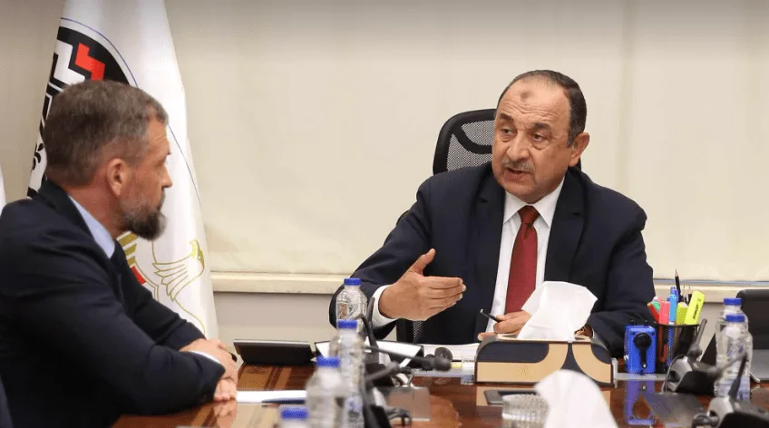 وزير قطاع الأعمال يناقش فرص التعاون في صناعة الألومنيوم مع تحالف تقوده روسال الروسية وزير قطاع الأعمال يناقش فرص التعاون في صناعة الألومنيوم مع تحالف تقوده روسال الروسية