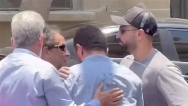 حزن وفراق.. محمد الشرنوبي يودع ابن عمه (صورة) حزن وفراق.. محمد الشرنوبي يودع ابن عمه (صورة)