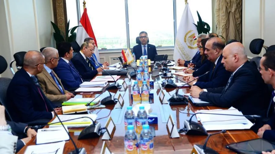 وزير التموين يراقب وضع المخزون الاستراتيجي من السلع الأساسية ويضمن توفرها وسلاسة التوزيع. وزير التموين يراقب وضع المخزون الاستراتيجي من السلع الأساسية ويضمن توفرها وسلاسة التوزيع.