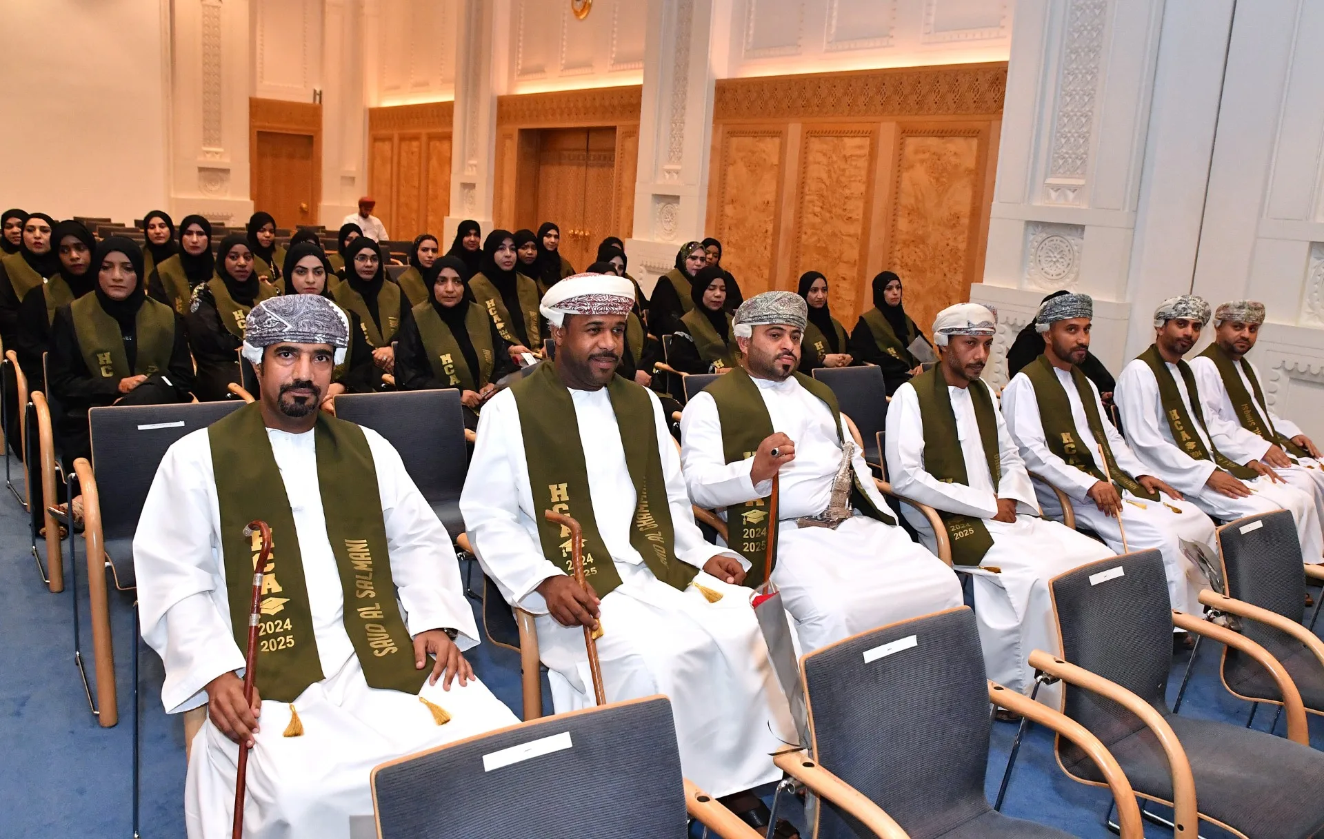 وزارة الصحة تُكرم خريجي الدفعتين الثانية والثالثة من برنامج المساعدين الصحيين وزارة الصحة تُكرم خريجي الدفعتين الثانية والثالثة من برنامج المساعدين الصحيين