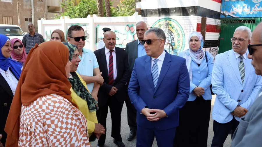 محافظ الإسماعيلية يشجع المواطنين على الانخراط في تحسين المناطق السكنية. محافظ الإسماعيلية يشجع المواطنين على الانخراط في تحسين المناطق السكنية.