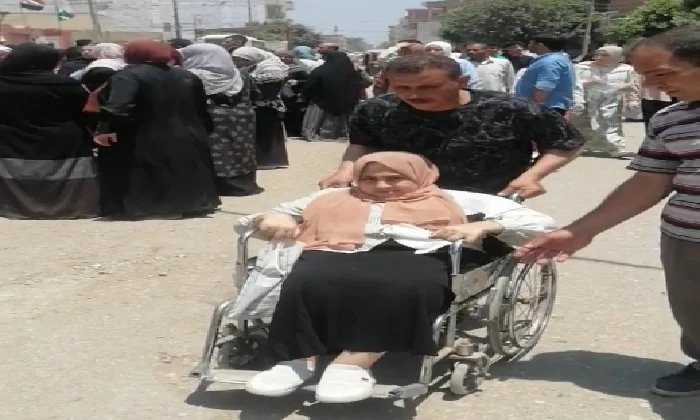 طالبة ثانوية من الشرقية تؤدي الامتحانات على كرسي متحرك: حلمي هو دخول كلية الطب. طالبة ثانوية من الشرقية تؤدي الامتحانات على كرسي متحرك: حلمي هو دخول كلية الطب.