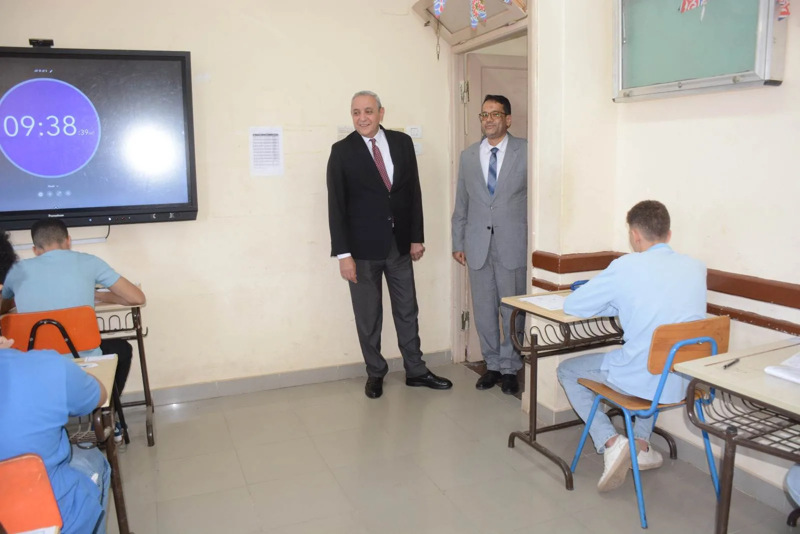 صور: محافظ الغربية يقوم بجولة تفقدية على لجان امتحانات الثانوية العامة في طنطا. صور: محافظ الغربية يقوم بجولة تفقدية على لجان امتحانات الثانوية العامة في طنطا.