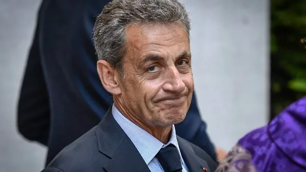حدث تاريخي في فرنسا: سحب وسام جوقة الشرف من الرئيس السابق ساركوزي حدث تاريخي في فرنسا: سحب وسام جوقة الشرف من الرئيس السابق ساركوزي