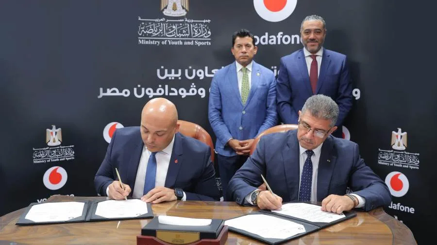 وزير الشباب والرياضة يشارك في توقيع اتفاقية تعاون مع ڤودافون مصر وزير الشباب والرياضة يشارك في توقيع اتفاقية تعاون مع ڤودافون مصر