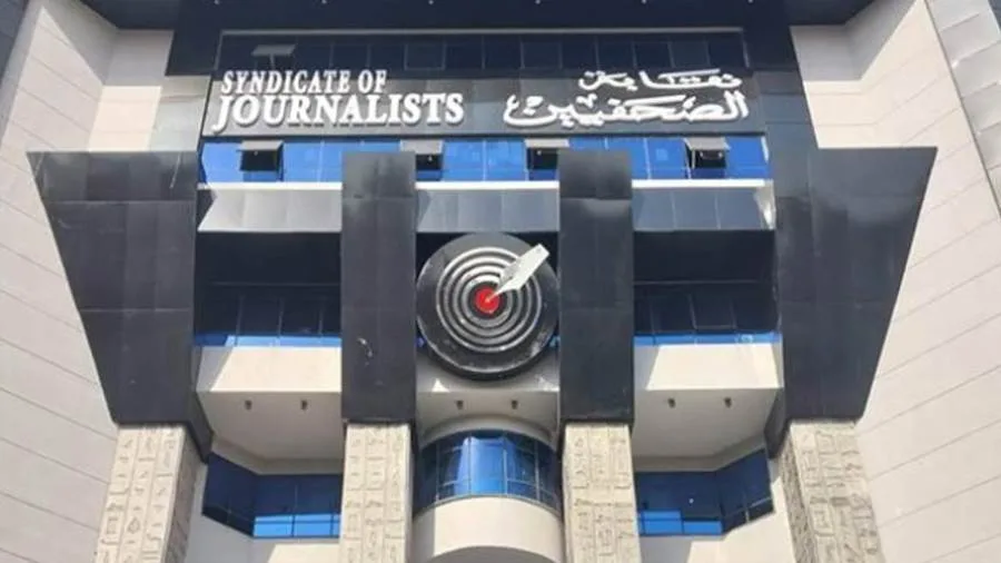 عبدالرؤف خليفة يرفع مذكرة لوقف التظاهرات أمام نادي الصحفيين عبدالرؤف خليفة يرفع مذكرة لوقف التظاهرات أمام نادي الصحفيين