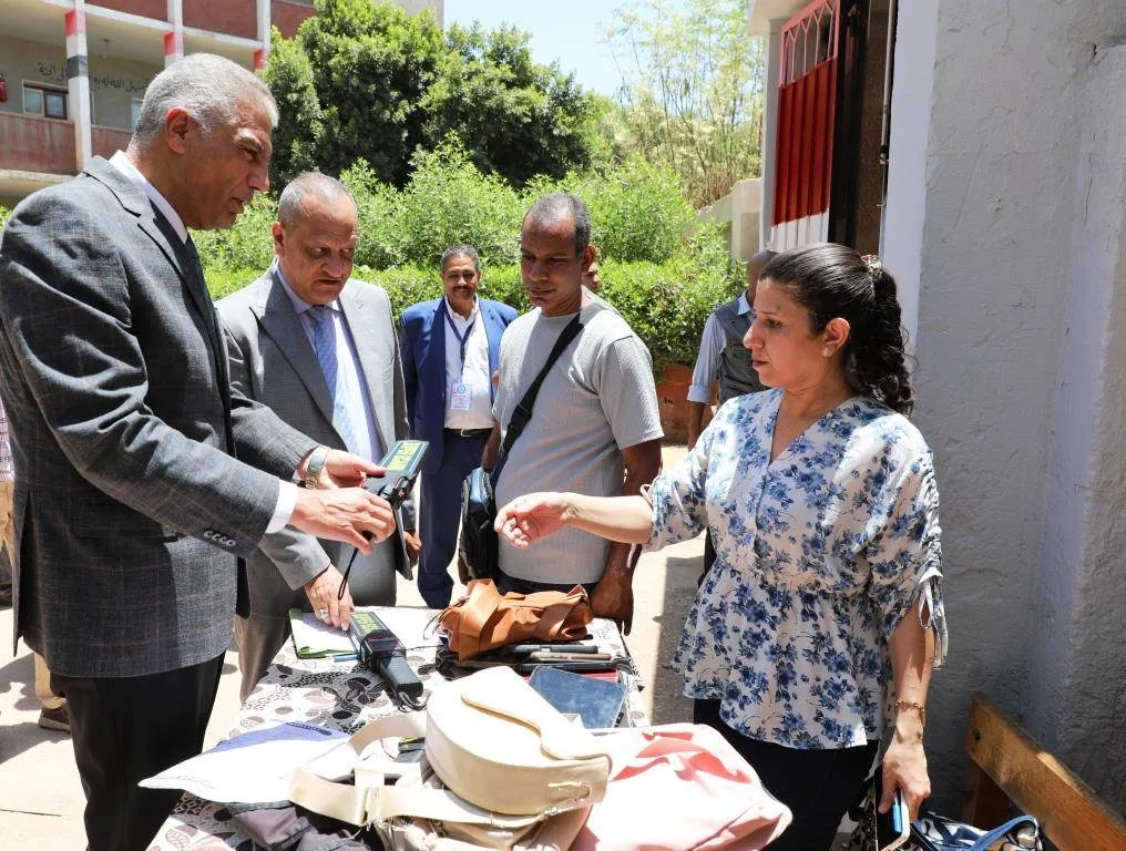 محافظ أسوان يزور عدة لجان امتحانات الثانوية العامة في مدينة ومركز إدفو. محافظ أسوان يزور عدة لجان امتحانات الثانوية العامة في مدينة ومركز إدفو.