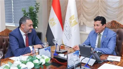 وزير الشباب والرياضة يشهد توقيع اتفاقية مع ڤودافون مصر لإنشاء 35 محطة لتقوية شبكة المحمول في مراكز الشباب والأندية. وزير الشباب والرياضة يشهد توقيع اتفاقية مع ڤودافون مصر لإنشاء 35 محطة لتقوية شبكة المحمول في مراكز الشباب والأندية.