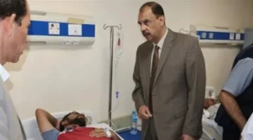 محافظ سوهاج يزور ملاحظي امتحانات الثانوية العامة المتضررين من حادث الميكروباص للتأكد من صحتهم
