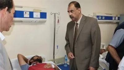محافظ سوهاج يزور ملاحظي امتحانات الثانوية العامة المتضررين من حادث الميكروباص للتأكد من صحتهم
