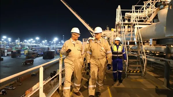 وزير البترول يقوم بجولة تفقدية في ميناء الإسكندرية لمراقبة إعداد سفينة التغييز “Energos Power” وزير البترول يقوم بجولة تفقدية في ميناء الإسكندرية لمراقبة إعداد سفينة التغييز “Energos Power”