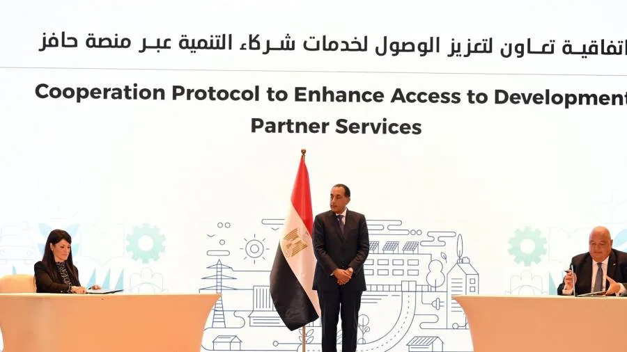 رئيس الوزراء يشارك في توقيع مجموعة من الاتفاقيات بين الحكومة ومؤسسات التنمية والقطاع الخاص