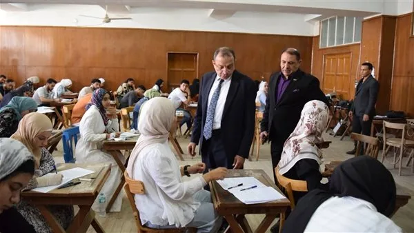رئيس جامعة بني سويف يزور كلية الحقوق للاطلاع على امتحانات الفصل الدراسي الثاني رئيس جامعة بني سويف يزور كلية الحقوق للاطلاع على امتحانات الفصل الدراسي الثاني