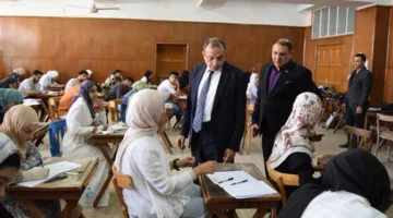 رئيس جامعة بني سويف يزور لجان امتحانات «حقوق بني سويف»: منع الهواتف المحمولة خلال الامتحانات