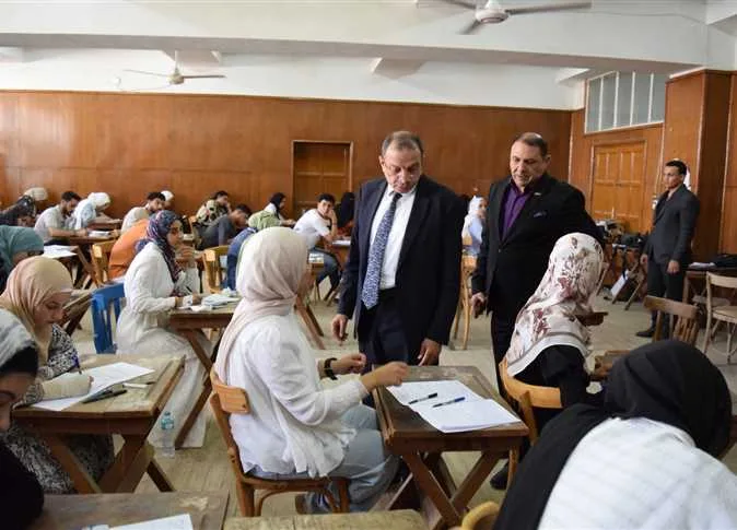 رئيس جامعة بني سويف يزور لجان امتحانات «حقوق بني سويف»: منع الهواتف المحمولة خلال الامتحانات رئيس جامعة بني سويف يزور لجان امتحانات «حقوق بني سويف»: منع الهواتف المحمولة خلال الامتحانات