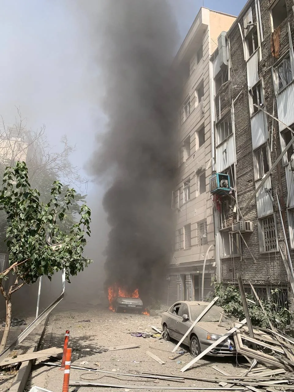تقارير إيرانية: وقوع انفجارين يهزان العاصمة طهران | صور وفيديو تقارير إيرانية: وقوع انفجارين يهزان العاصمة طهران | صور وفيديو