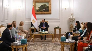 رئيس الوزراء يستقبل نائب رئيس بنك الاستثمار الأوروبي والفريق المرافق لها