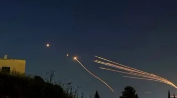 إسرائيل تعلن عن إطلاق إيران صواريخ باتجاهها خلال أول هجوم نهاري، وصفارات الإنذار响响 في مستوطنات غور الأردن.