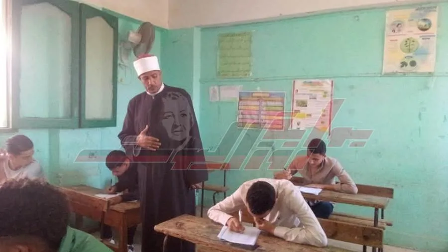 طلاب القسم الأدبي في كفر الشيخ يواصلون امتحانات الثانوية الأزهرية. طلاب القسم الأدبي في كفر الشيخ يواصلون امتحانات الثانوية الأزهرية.