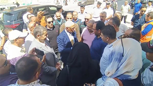 محافظ شمال سيناء يجتمع خارج اللجان مع أولياء أمور طلاب الثانوية العامة محافظ شمال سيناء يجتمع خارج اللجان مع أولياء أمور طلاب الثانوية العامة