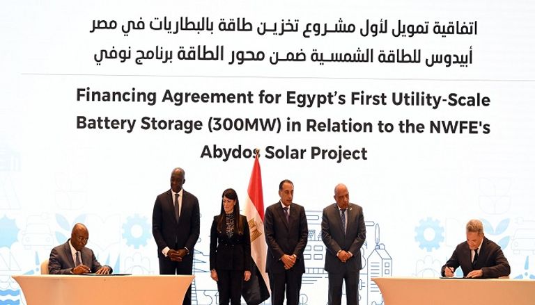 جانب من توقيع اتفاقية إغلاق مالي لمحطة طاقة شمسية مع سكاتك النرويجية