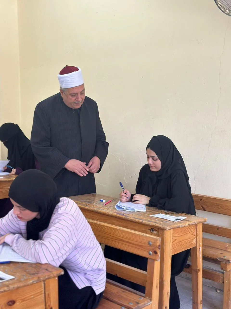 طلاب القسم الأدبي في الثانوية العامة يواصلون امتحاناتهم في مادة اللغة الإنجليزية. طلاب القسم الأدبي في الثانوية العامة يواصلون امتحاناتهم في مادة اللغة الإنجليزية.