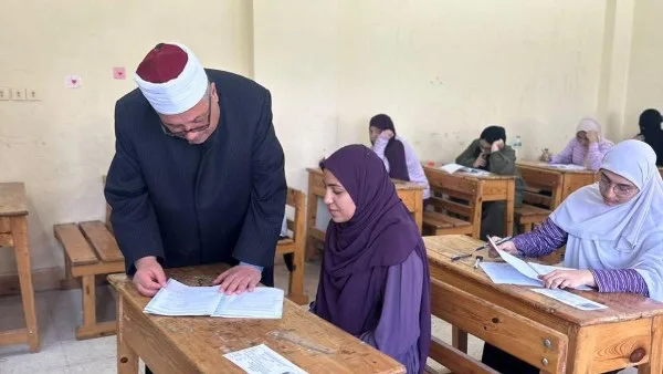 امتحانات الثانوية الأزهرية: طلاب القسم الأدبي يؤدون اختبار اللغة الإنجليزية تحت مراقبة دقيقة امتحانات الثانوية الأزهرية: طلاب القسم الأدبي يؤدون اختبار اللغة الإنجليزية تحت مراقبة دقيقة