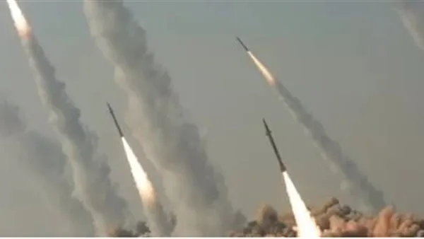 إيران تطلق صواريخ نحو إسرائيل و” الدفاع الجوي” ينجح في اعتراض العديد منها إيران تطلق صواريخ نحو إسرائيل و” الدفاع الجوي” ينجح في اعتراض العديد منها