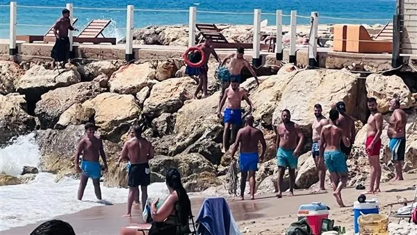 بالصور: إنقاذ عدد من مرتادي البحر في شاطئ الدامور بالصور: إنقاذ عدد من مرتادي البحر في شاطئ الدامور