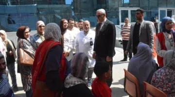 بالصور: محافظ الغربية يقوم بزيارة مفاجئة للوحدة المحلية في إبيار ويتجول في شوارع القرية