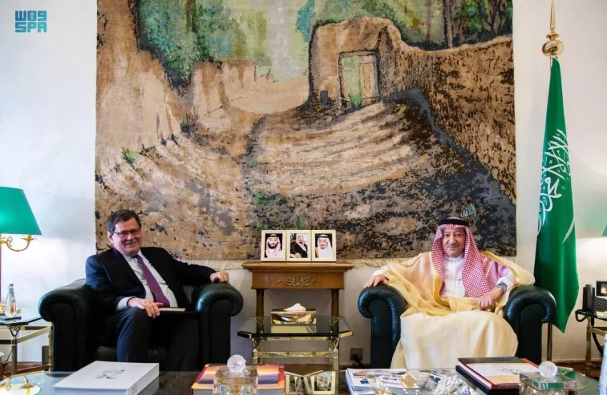 الخريجي يتحدث مع سفير بريطانيا عن التطورات الإقليمية والعالمية الخريجي يتحدث مع سفير بريطانيا عن التطورات الإقليمية والعالمية
