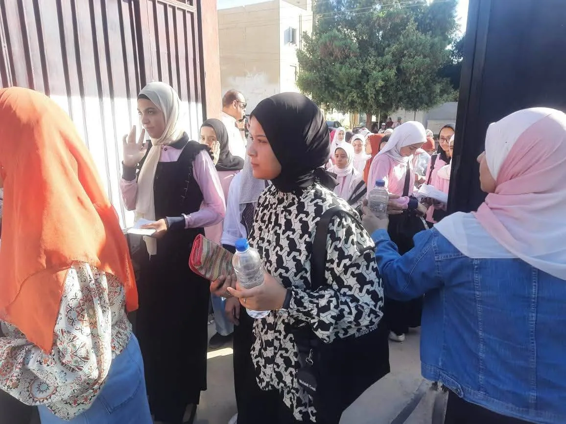 رقابة ميدانية شاملة وهدوء وانضباط في اليوم الأول من امتحانات الثانوية العامة بمدينة الخارجة رقابة ميدانية شاملة وهدوء وانضباط في اليوم الأول من امتحانات الثانوية العامة بمدينة الخارجة