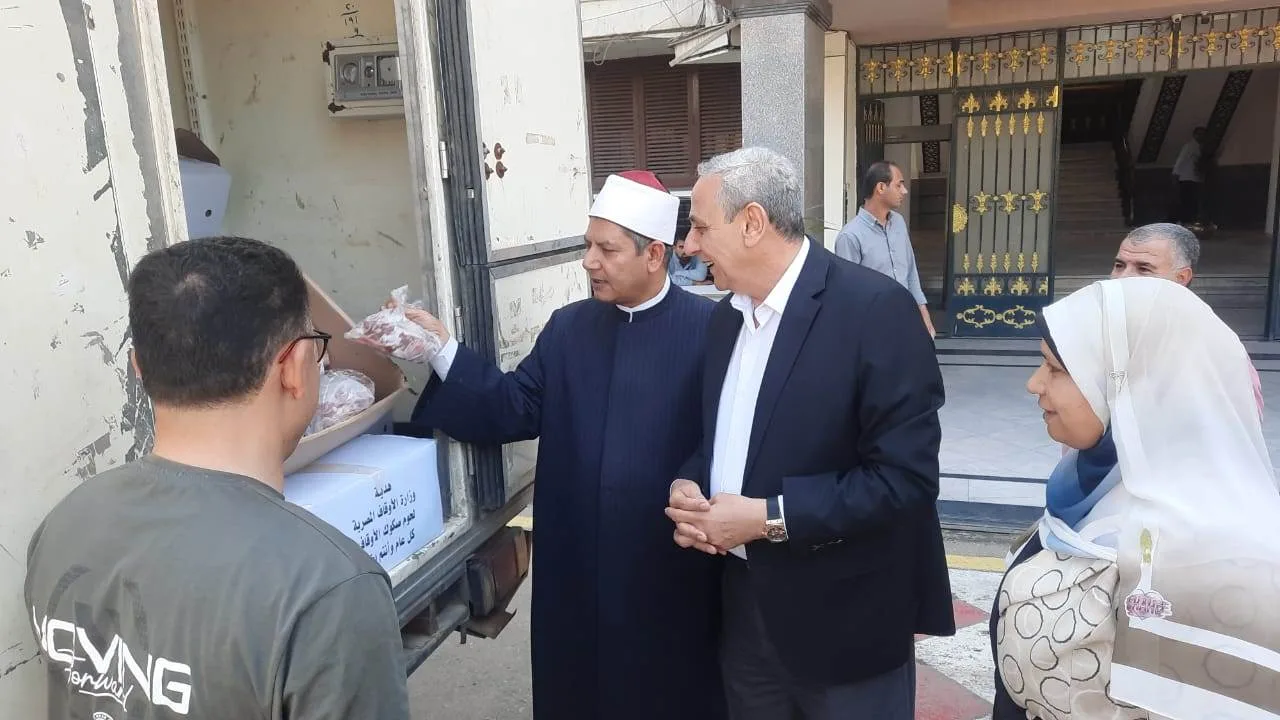 بالصور.. محافظ الغربية يوزع دفعة جديدة من صكوك الأضاحي على المستحقين. بالصور.. محافظ الغربية يوزع دفعة جديدة من صكوك الأضاحي على المستحقين.