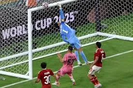 الشناوي يُحقق إنجازًا تاريخيًا.. حارس الأهلي يسجل رقمًا قياسيًا في كأس العالم للأندية الشناوي يُحقق إنجازًا تاريخيًا.. حارس الأهلي يسجل رقمًا قياسيًا في كأس العالم للأندية