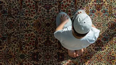 هل يؤثر الضحك على صحة الصلاة؟.. رئيس الفتوى يوضح هل يؤثر الضحك على صحة الصلاة؟.. رئيس الفتوى يوضح