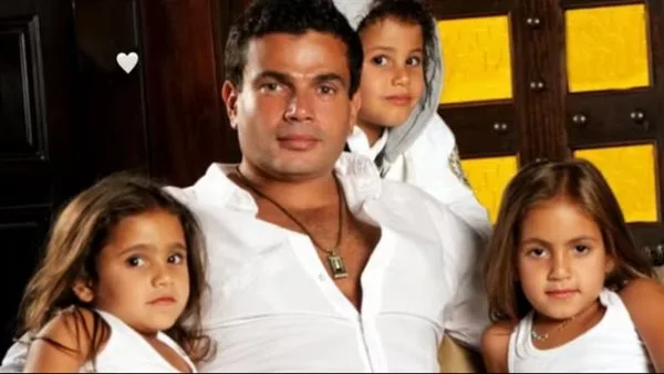 أبناء عمرو دياب يشاركون صورًا “مؤثرة” من طفولتهم احتفالًا بعيد الأب