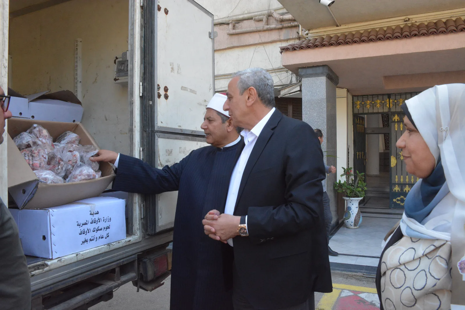 بوزن 2 طن.. محافظ الغربية يشارك في توزيع دفعة جديدة من لحوم الأضاحي بوزن 2 طن.. محافظ الغربية يشارك في توزيع دفعة جديدة من لحوم الأضاحي