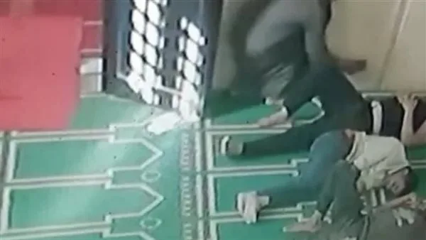 الأمن يتمكن من القبض على لص قام بسرقة هاتف من مسجد في دير مواس بالمنيا الأمن يتمكن من القبض على لص قام بسرقة هاتف من مسجد في دير مواس بالمنيا