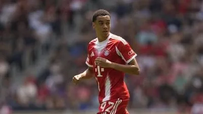 من دكة البدلاء إلى سجل الأبطال.. جمال موسيالا لاعب بايرن ميونخ يسجل أول هاتريك في كأس العالم للأندية الجديد. من دكة البدلاء إلى سجل الأبطال.. جمال موسيالا لاعب بايرن ميونخ يسجل أول هاتريك في كأس العالم للأندية الجديد.