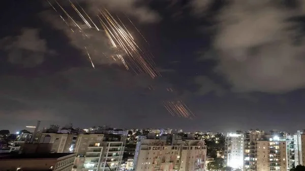 إيران تطلق سلسلة جديدة من الهجمات الصاروخية على إسرائيل إيران تطلق سلسلة جديدة من الهجمات الصاروخية على إسرائيل