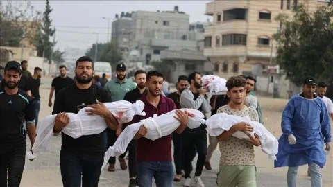 غزة تحت القصف: إسرائيل تودي بحياة 59 فلسطينياً يوم الأحد، بينهم أطفال ونساء وافراد يبحثون عن الطعام في مختلف مناطق القطاع. غزة تحت القصف: إسرائيل تودي بحياة 59 فلسطينياً يوم الأحد، بينهم أطفال ونساء وافراد يبحثون عن الطعام في مختلف مناطق القطاع.