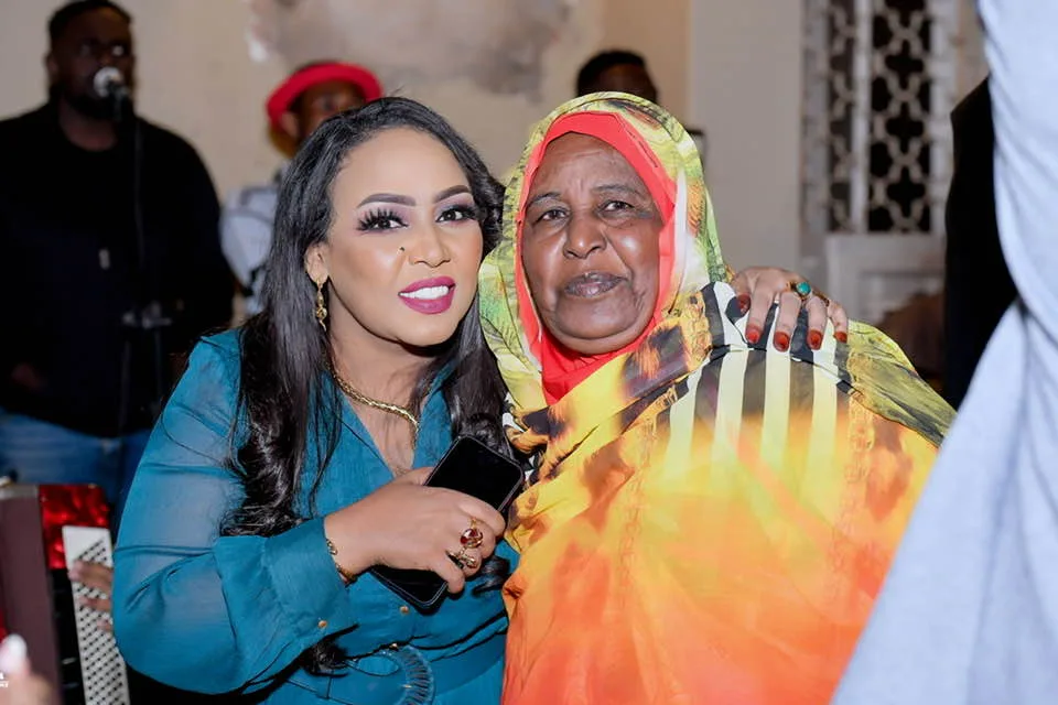 صورة حصرية: السلطانة هدى عربي تتألق بإطلالة فريدة برفقة والدتها صورة حصرية: السلطانة هدى عربي تتألق بإطلالة فريدة برفقة والدتها